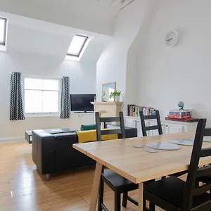 Fantastic 3 Bed House- Sleeps 6- Superfast Wifi And Garage Brighton